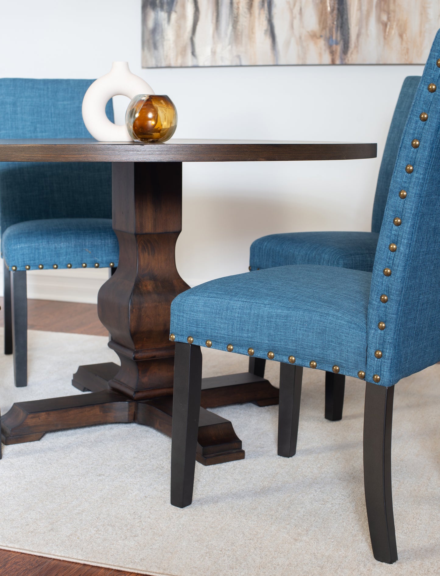 Roundhill Furniture Havre Wood Pedestal Round Dining Table