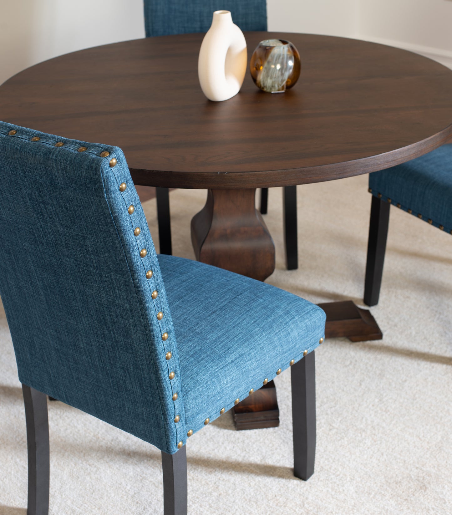 Roundhill Furniture Havre Wood Pedestal Round Dining Table