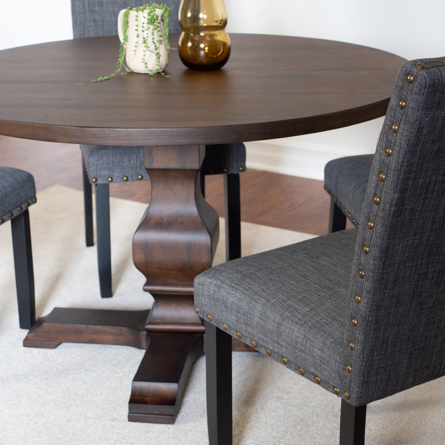 Roundhill Furniture Havre Wood Pedestal Round Dining Table