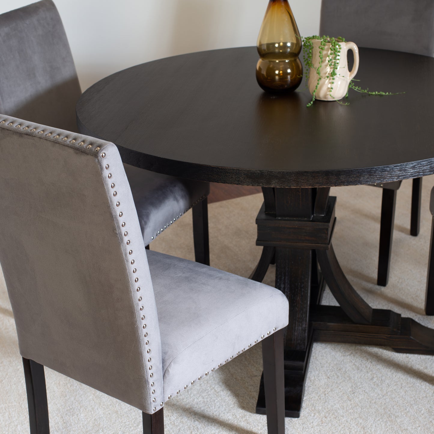 Quinlan 5-piece Dining Set, Distressed Pedestal Round Table with 4 Stylish Chairs