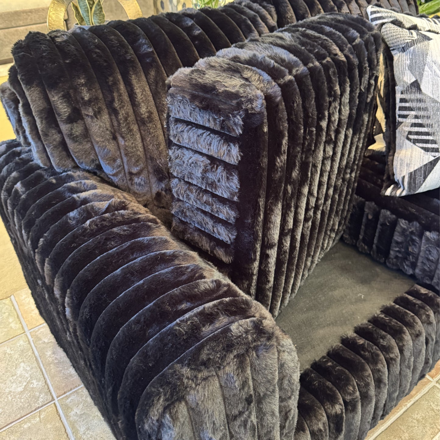 Roundhill Furniture Nolan Contemporary Upholstered Sofa, Lush Black