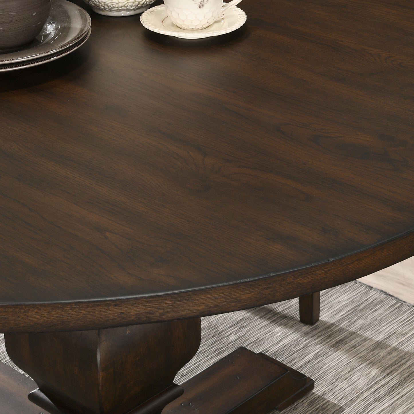 Roundhill Furniture Havre Wood Pedestal Round Dining Table